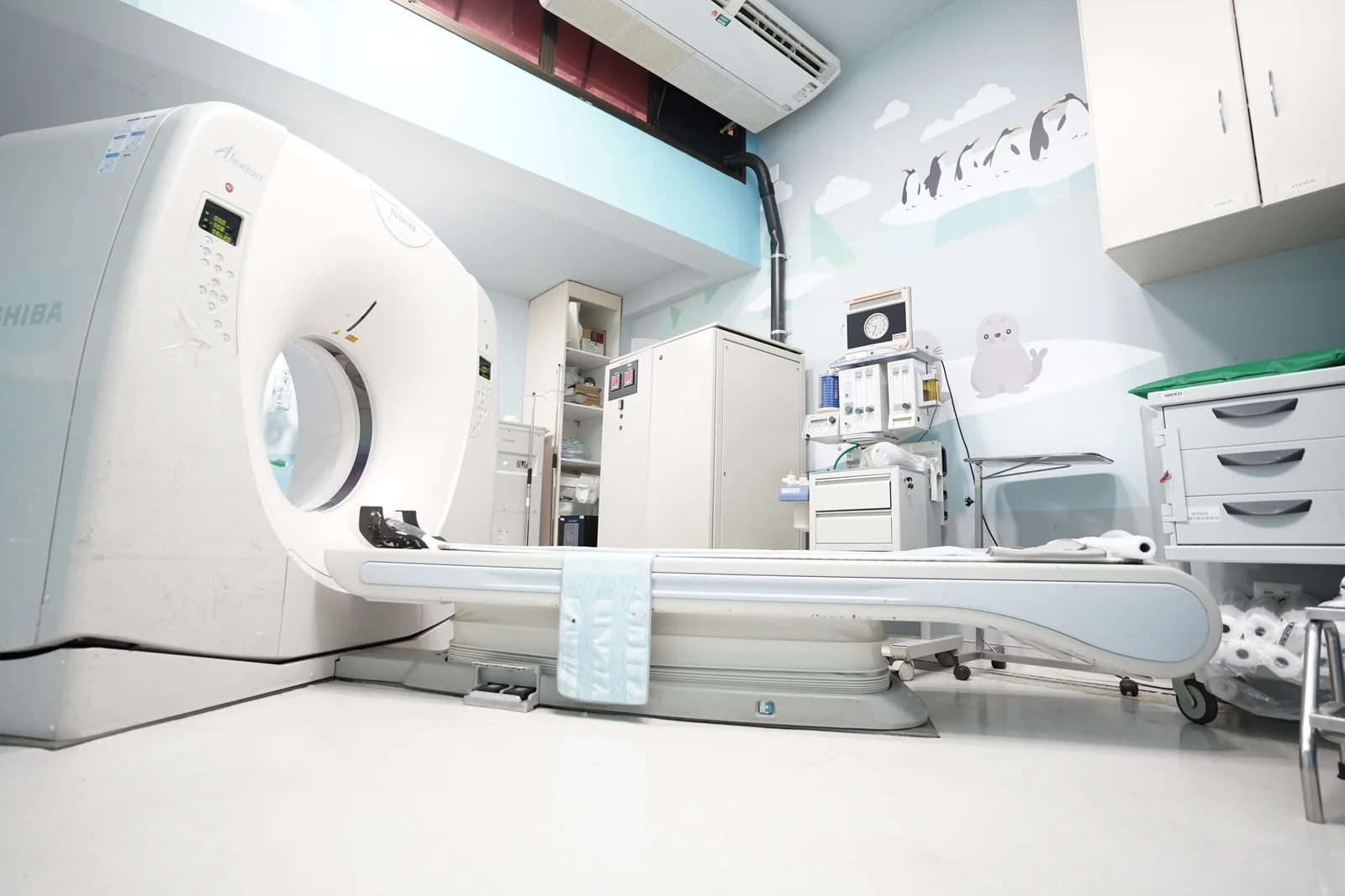 Sala de tomografia da Unimed Araçatuba, com painel infantil na parede