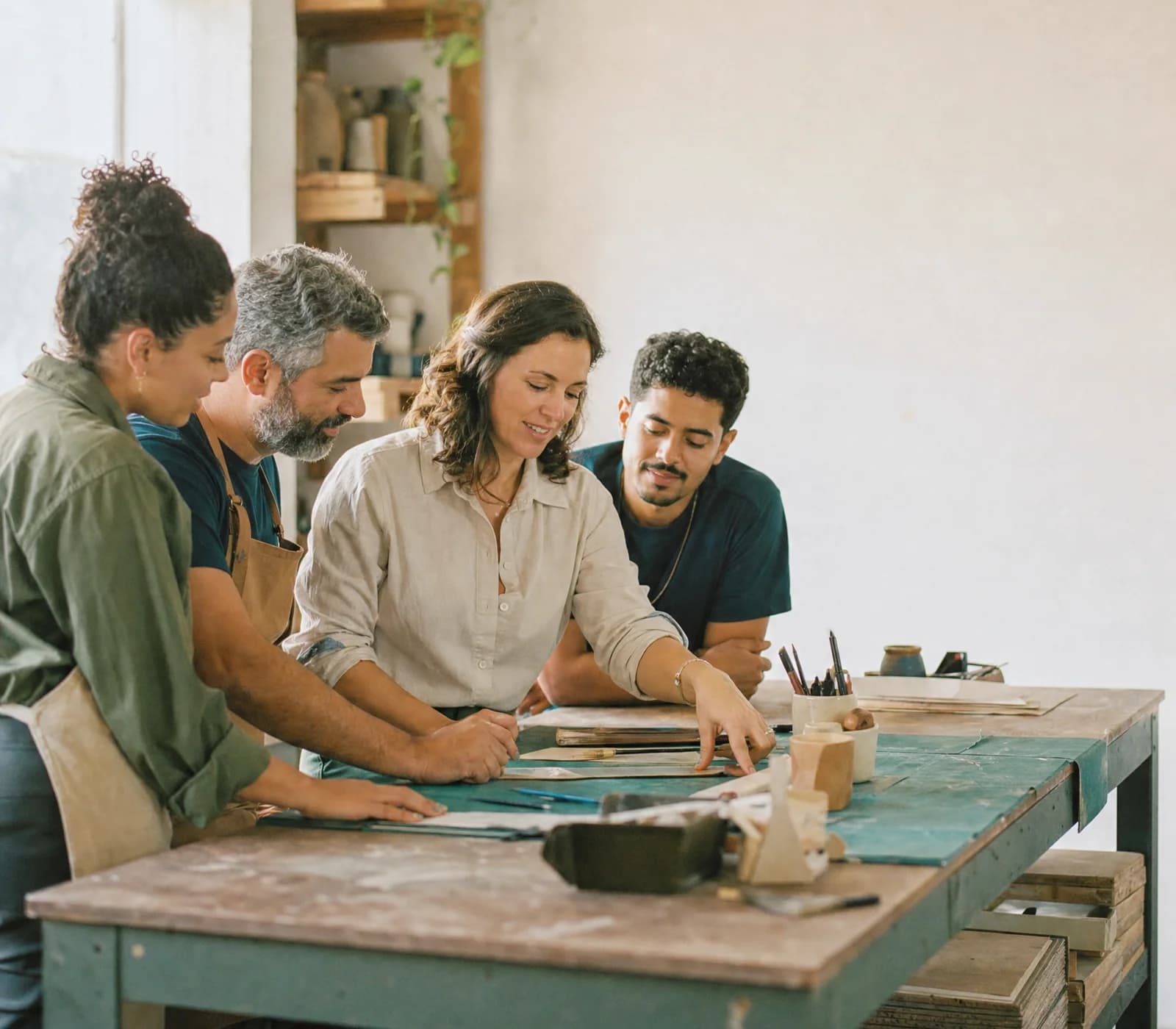 Equipe diversa de uma pequena empresa conversando no ambiente de trabalho